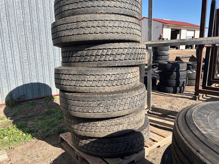 #6958-•-(7)-commercial-truck-tires-image-2