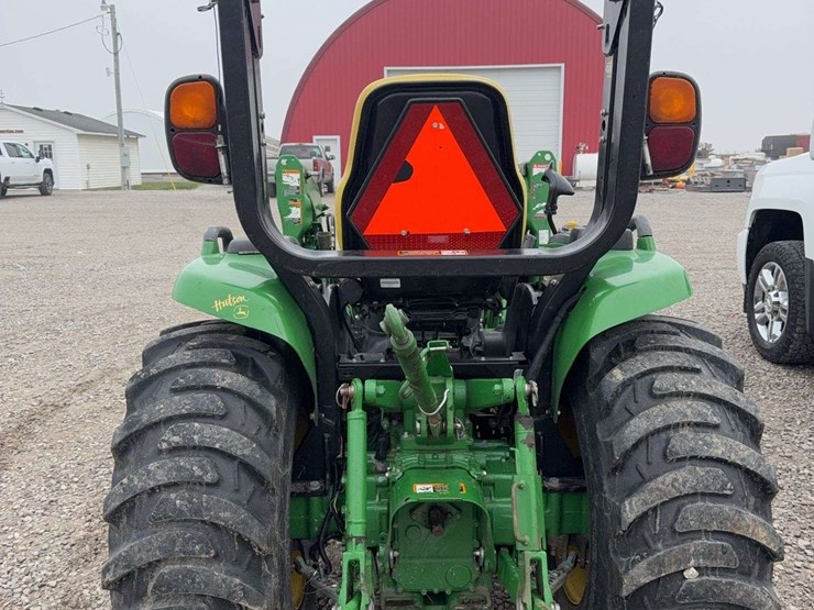 2016-john-deere-3033r-tractor,-front-loader,-with-bucket,-hydrostat,-diesel-engine,-1473.5-hours,540pto,-3pt-,-s/n--lv3033rcgg100590,-loader-s/n--1poh165xpfx009721.-image-8