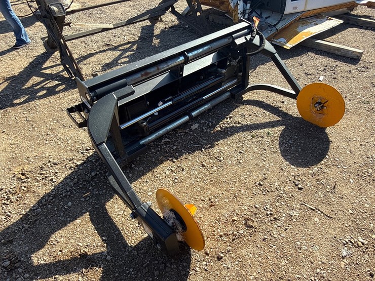 #6943-•-erskine-skid-steer-hydraulic-bale-unroller-attachment-image-3