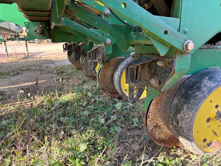 #1949-•-john-deere-7200-conservation-16-row-planter-image-22