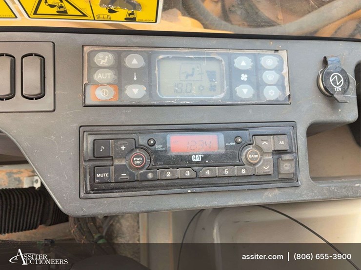 2017-caterpillar-323-image-22