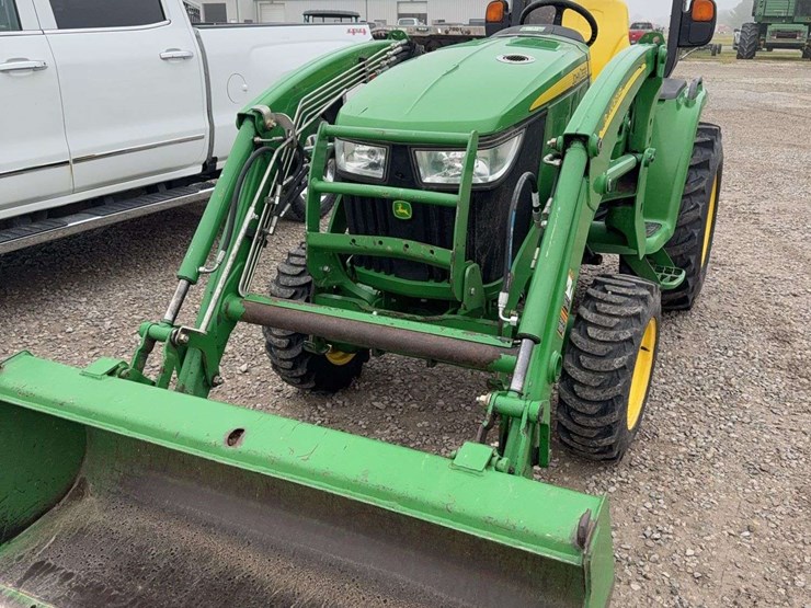 2016-john-deere-3033r-tractor,-front-loader,-with-bucket,-hydrostat,-diesel-engine,-1473.5-hours,540pto,-3pt-,-s/n--lv3033rcgg100590,-loader-s/n--1poh165xpfx009721.-image-3