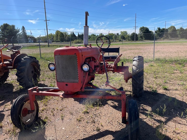 #1951-•-allis-chalmers-b-wide-tractor-image-2