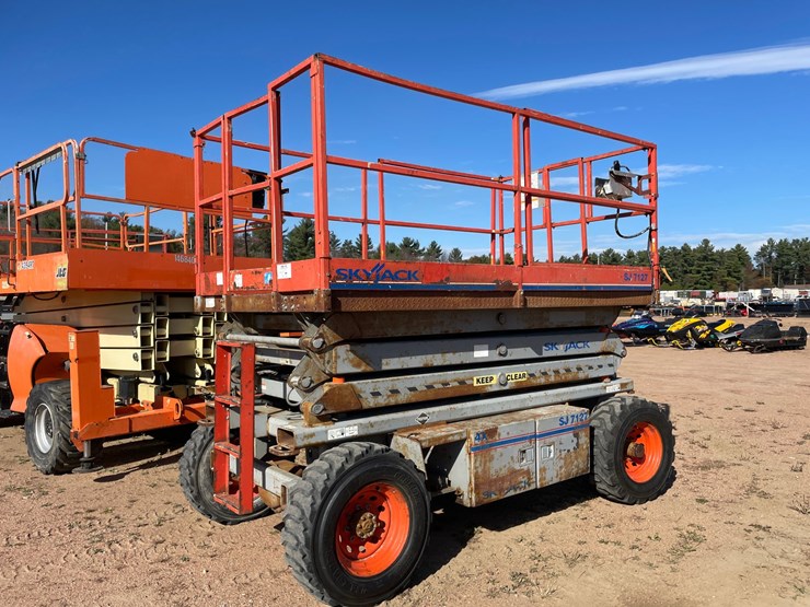 #1879-•-skyjack-sj7127-4x4-off-road-scissor-lift-image-3