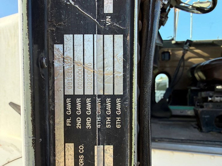 1990-peterbilt-357-image-17