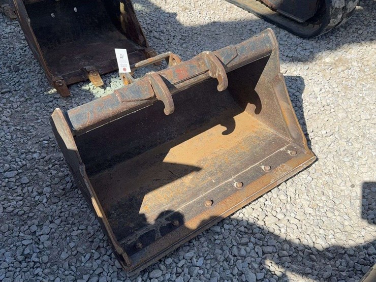 bobcat-36”-smooth-excavator-bucket-image-1