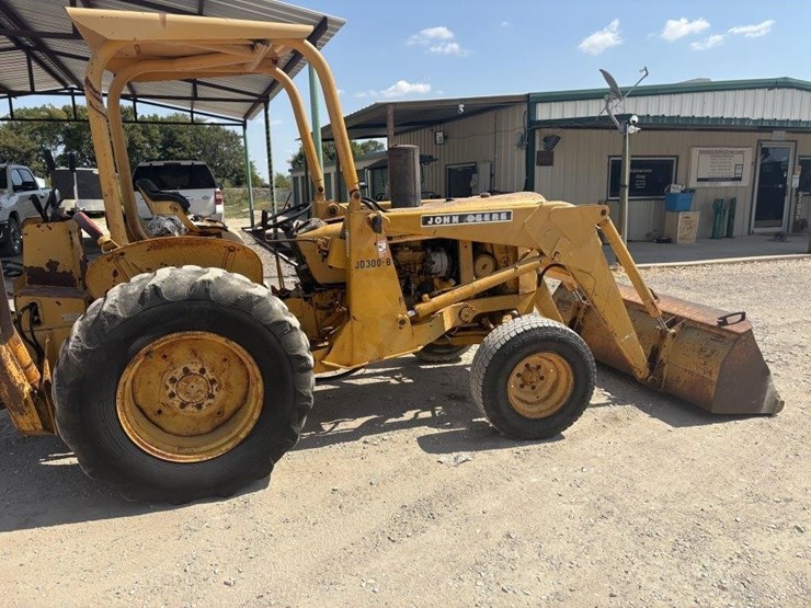 deere-300b-image-3