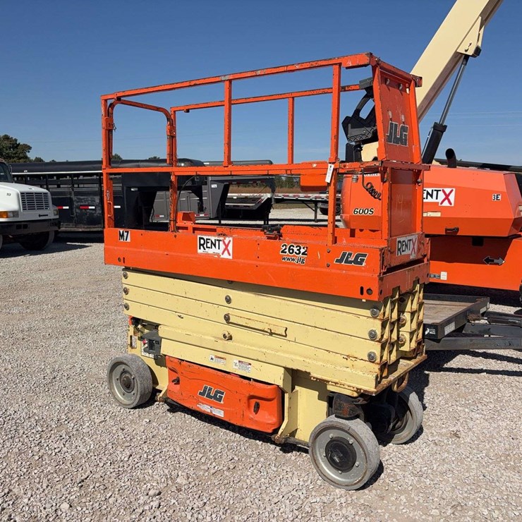 2016 JLG 26’ Scissor lift (7M) Model 2632ES, battery operated, , 26’ reach, Non-marking tires, s/n- M200001221