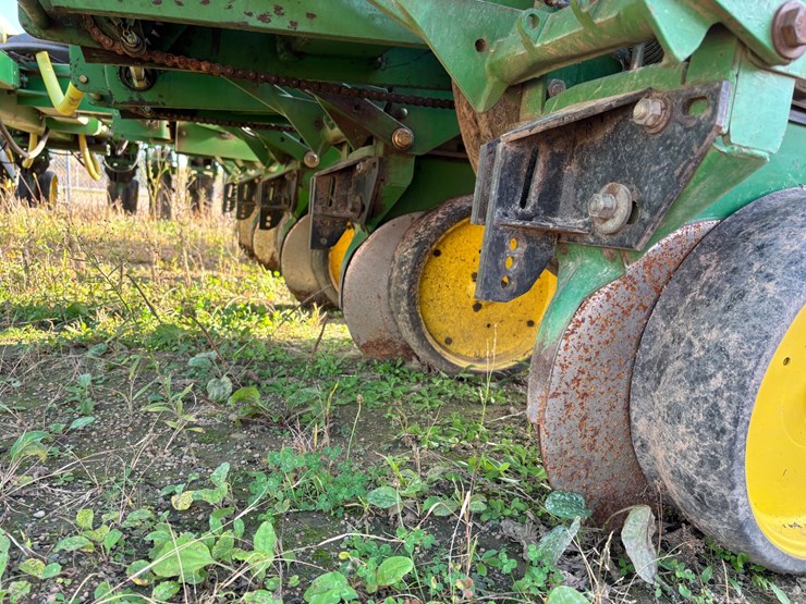 #1949-•-john-deere-7200-conservation-16-row-planter-image-11
