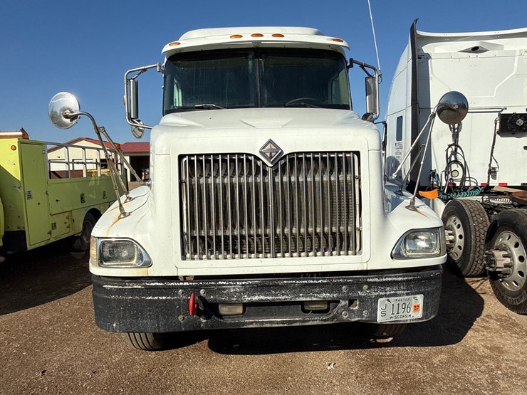 #6906-•-2002-international-9200i-sleeper-semi-truck-tractor-(has-wi-title)-image-2