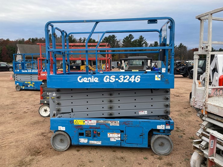 #1902-•-2012-genie-gs-3246-electric-scissor-lift-image-4