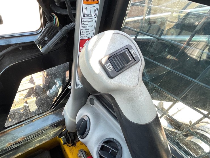 #1905-•-new-holland-l228-skid-steer-image-28