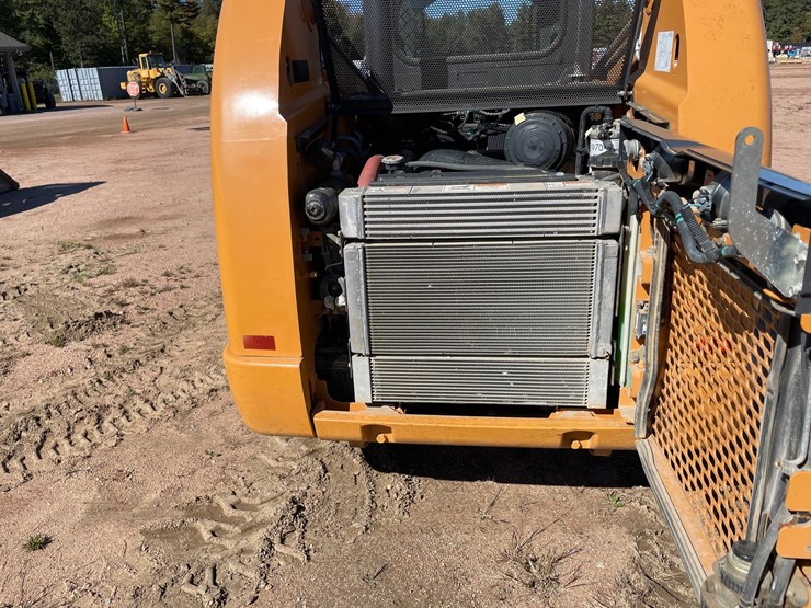 #1079-•-2014-case-sr220-skid-steer-image-22
