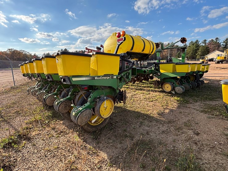 #1948-•-john-deere-7200-16-row-planter-image-4