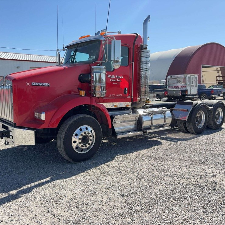 2019 Kenworth day cab semi, air ride cab/seats, sliding 5th wheel, 384,194 miles, leather seats, 95 gallon twin fuel tank, dual breathers, Detroit Diesel S60 series engine, Twin exhaust stacks, Eaton Fuller 13 speed transmission, Legacy seat, WB: 205, VIN# 1NKDGGGG00R397471