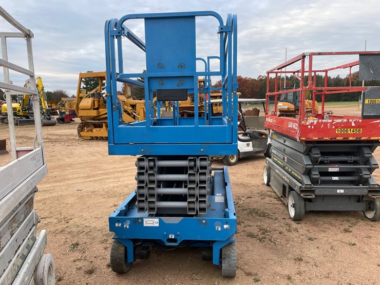 #1902-•-2012-genie-gs-3246-electric-scissor-lift-image-2