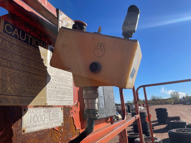 #1897-•-jlg-commander-cm-2046-electric-scissor-lift-non-runner-image-14