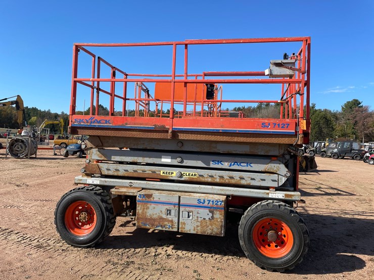 #1879-•-skyjack-sj7127-4x4-off-road-scissor-lift-image-2