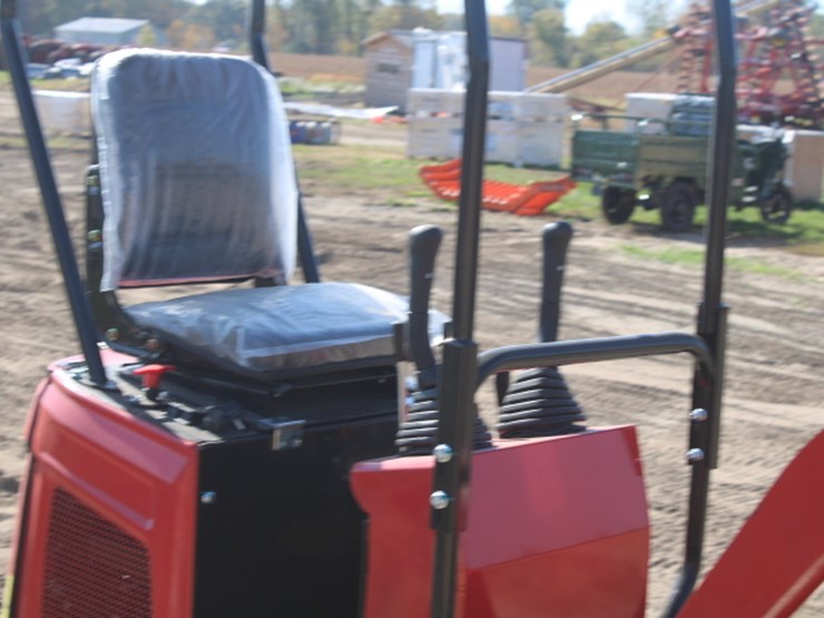#600-•-sh15-mini-excavator-image-7