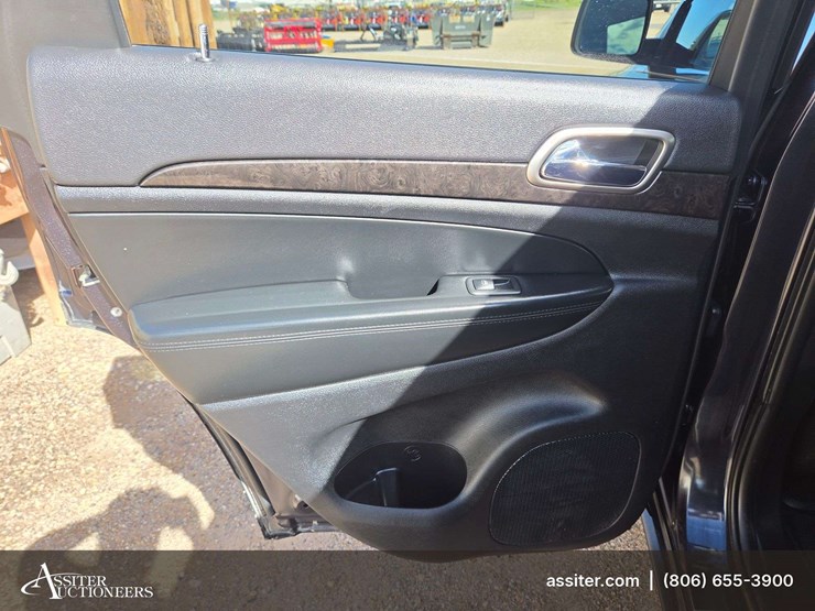 2013-jeep-grand-cherokee-laredo-image-11