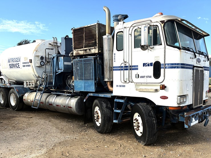 2001-peterbilt-362-image-2