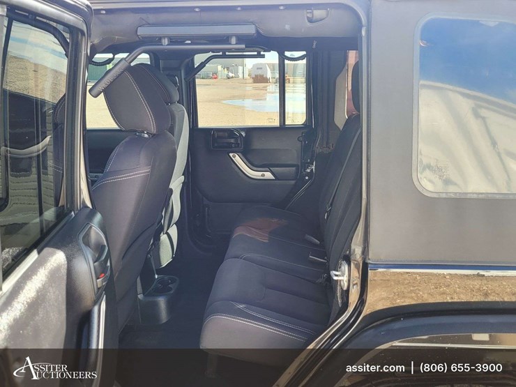 2015-jeep-wrangler-unlimited-sahara-image-9