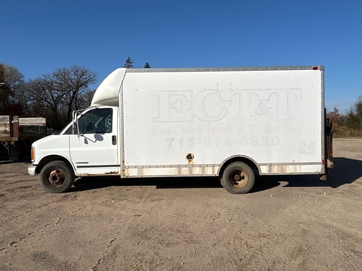 #6932-•-2000-chevrolet-3500-box-truck-(has-wi-title)-image-2