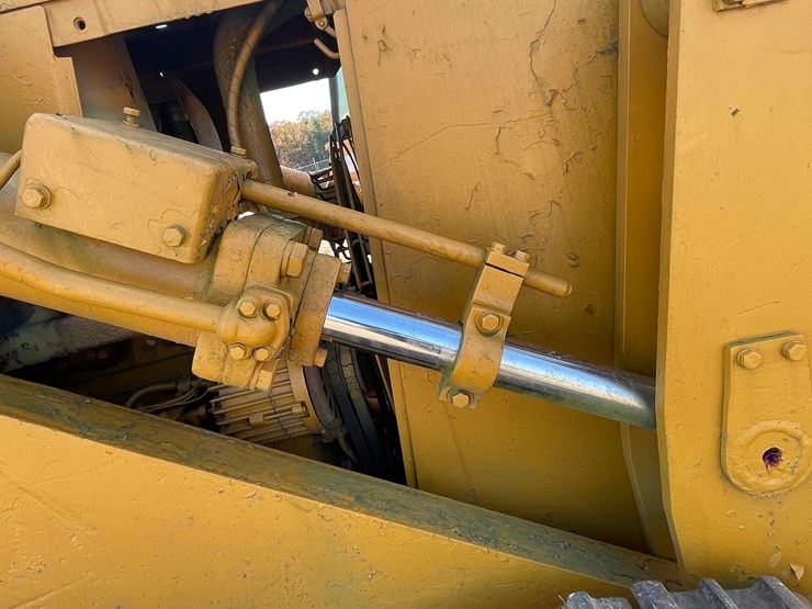 #1910-•-komatsu-d575-1-track-loader-image-13