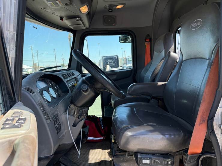 2015-peterbilt-348-image-28