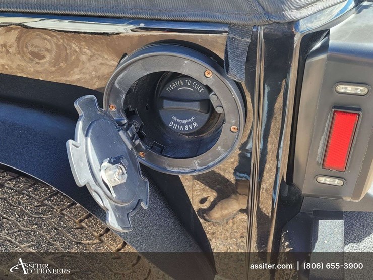 2015-jeep-wrangler-unlimited-sahara-image-7