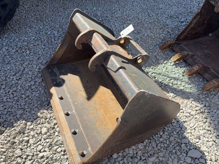 bobcat-36”-smooth-excavator-bucket-image-2