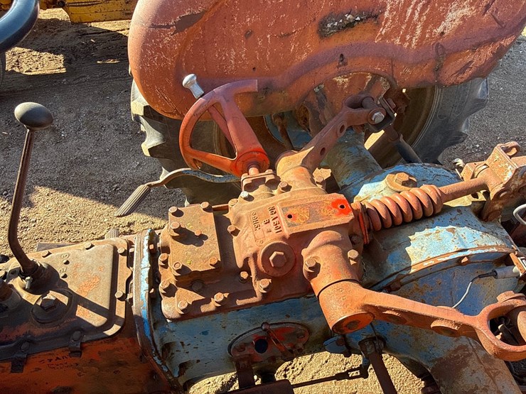 #6926-•-ford-tractor-image-11