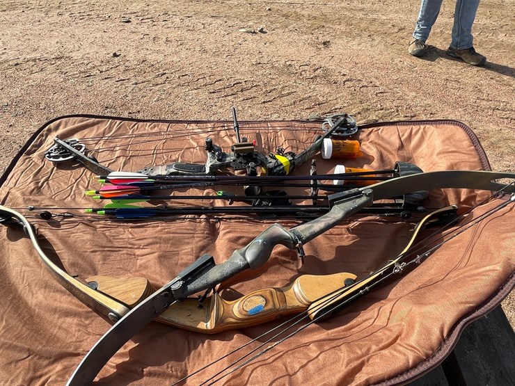 #5217-•-(3)-compound-bows-with-arrows-and-accessories-image-4