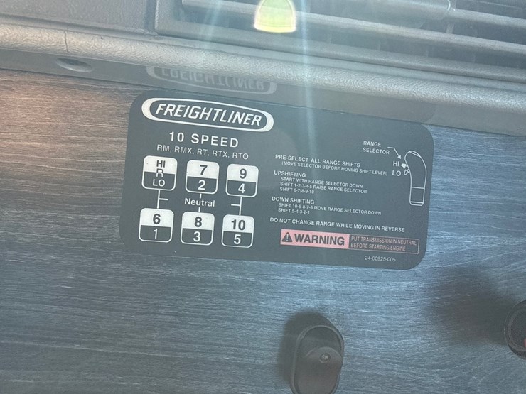 #6905-•-2007-freightliner-day-cab-non-runner-semi-tractor-(wi-title-in-delay)-image-15
