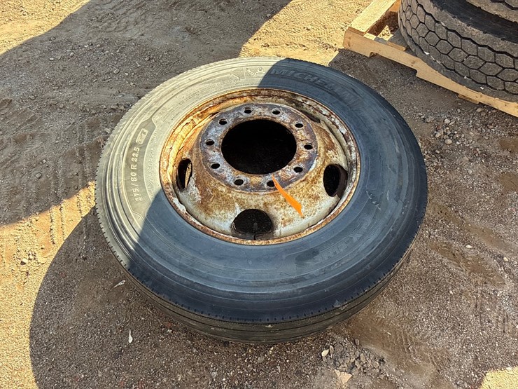 #6979-•-(1)-michelin-x-line-energy-275-80-r-22.5-commercial-truck-tire-mounted-on-steel-wheel-image-2