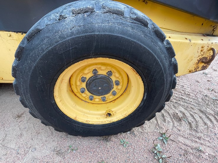 #1947-•-new-holland-l185-wheeled-skid-steer-image-11