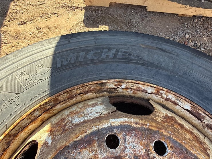 #6979-•-(1)-michelin-x-line-energy-275-80-r-22.5-commercial-truck-tire-mounted-on-steel-wheel-image-4