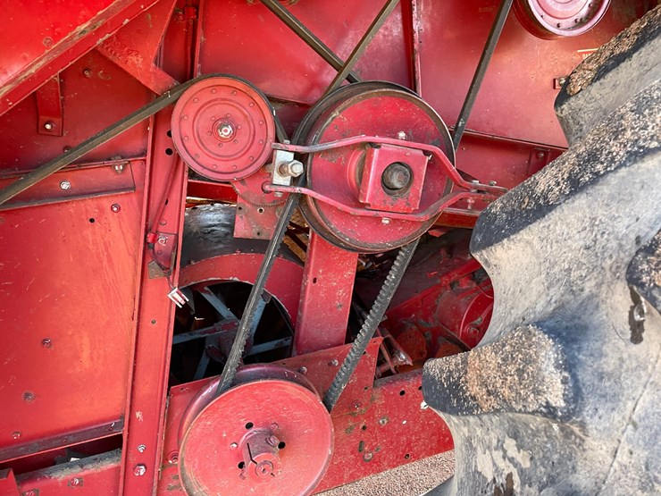 #1898-•-1991-ih-1660-axial-flow-combine-image-34