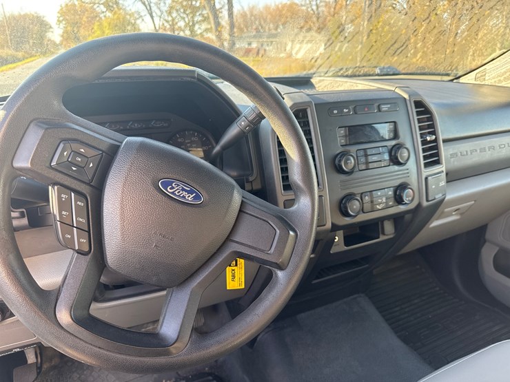 #6900-•-2017-ford-super-duty-xl-box-truck-(wi-title-in-delay)-image-18