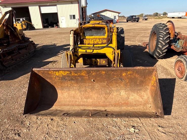 #6925-•-massey-ferguson-mf-30-industrial-tractor-with-front-loader-and-rear-box-scraper-image-2