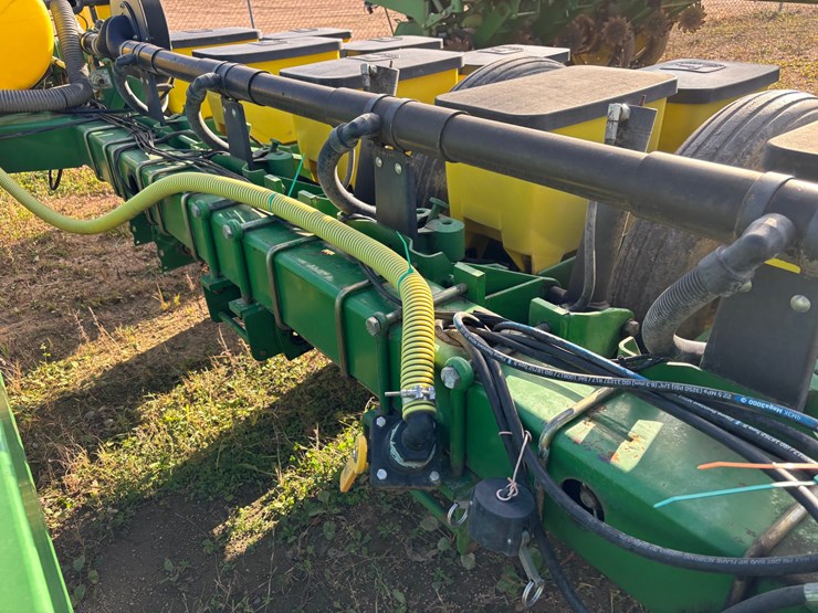 #1949-•-john-deere-7200-conservation-16-row-planter-image-14