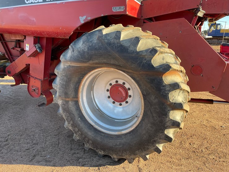 #1898-•-1991-ih-1660-axial-flow-combine-image-35