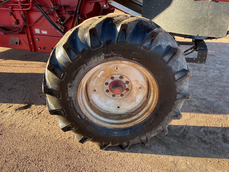 #1898-•-1991-ih-1660-axial-flow-combine-image-23