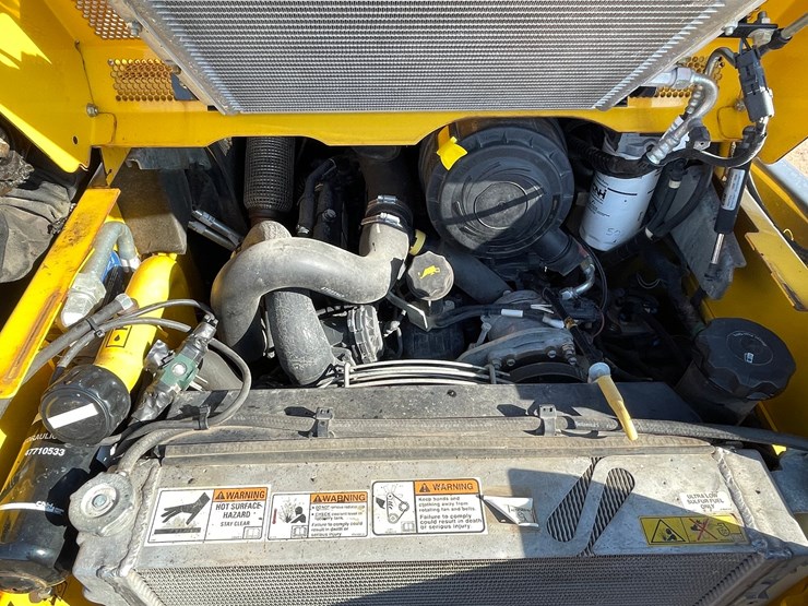 #1905-•-new-holland-l228-skid-steer-image-12