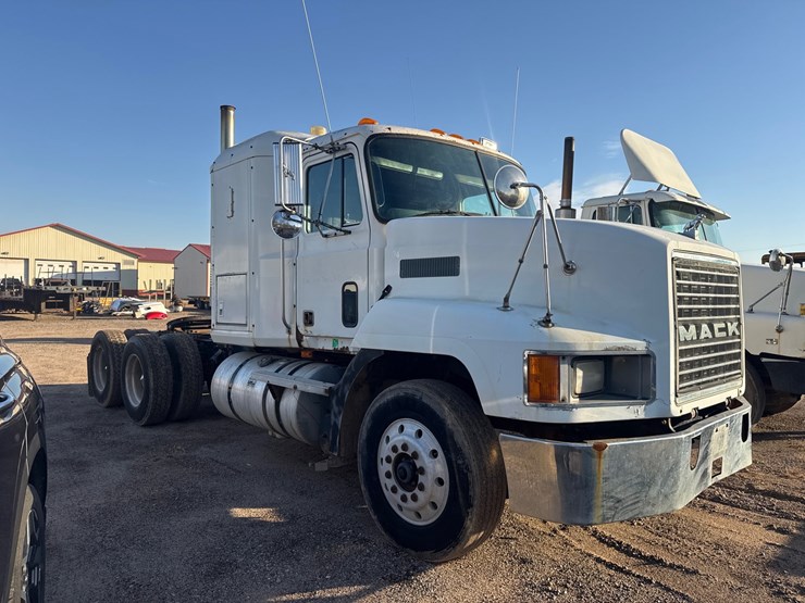 #6902-•-1993-mack-conventional-sleeper-semi-tractor-image-3