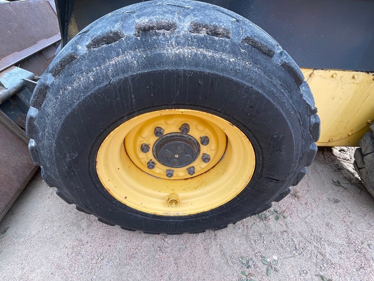 #1947-•-new-holland-l185-wheeled-skid-steer-image-3