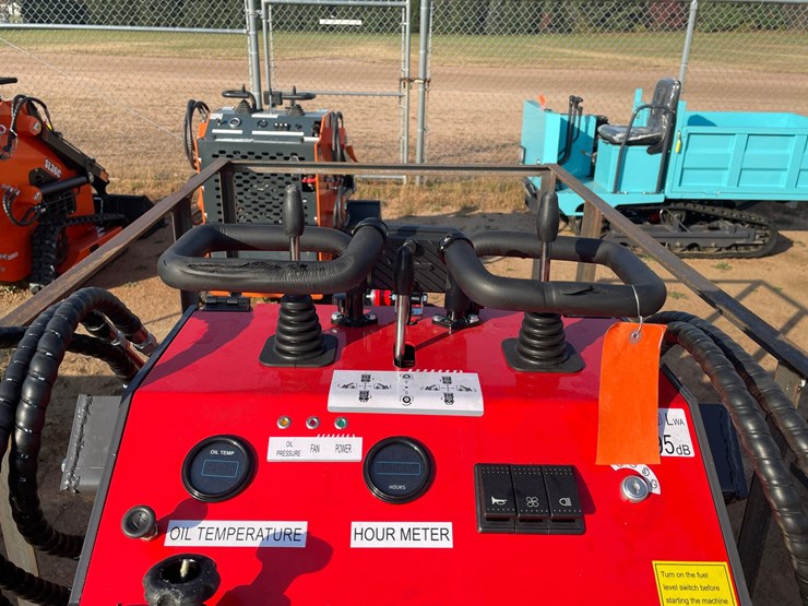 #3240-•-agt-ysrt14-skid-steer-loader-image-14