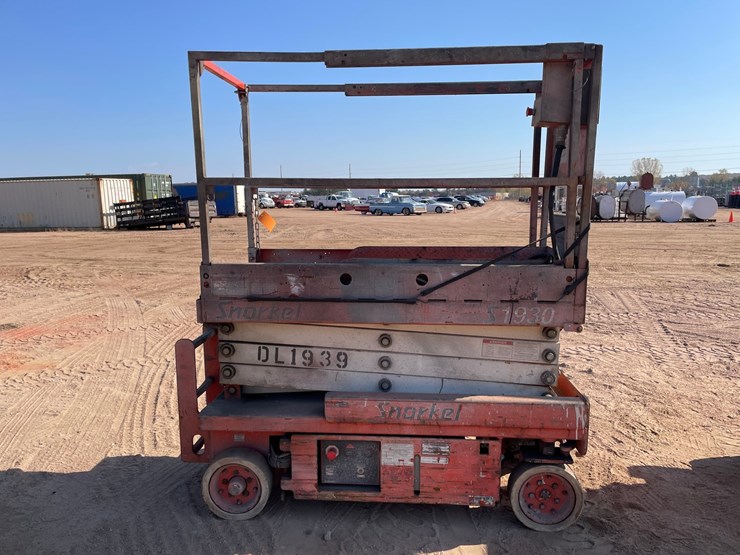 #1909-•-snorkel-s1930-scissor-lift-image-7