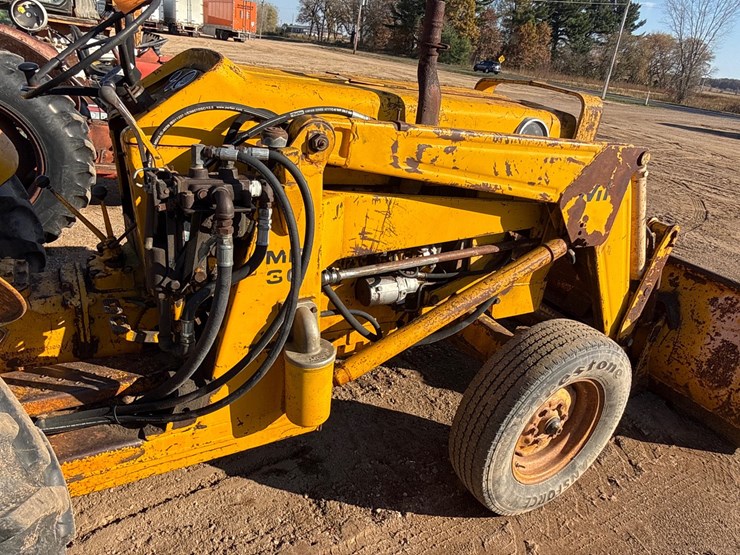 #6925-•-massey-ferguson-mf-30-industrial-tractor-with-front-loader-and-rear-box-scraper-image-18