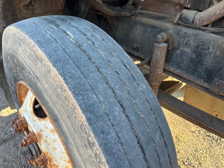 #6903-•-1995-volvo-gm-wg64t-tandem-axle-day-cab-semi-tractor-(has-wi-title)-image-41